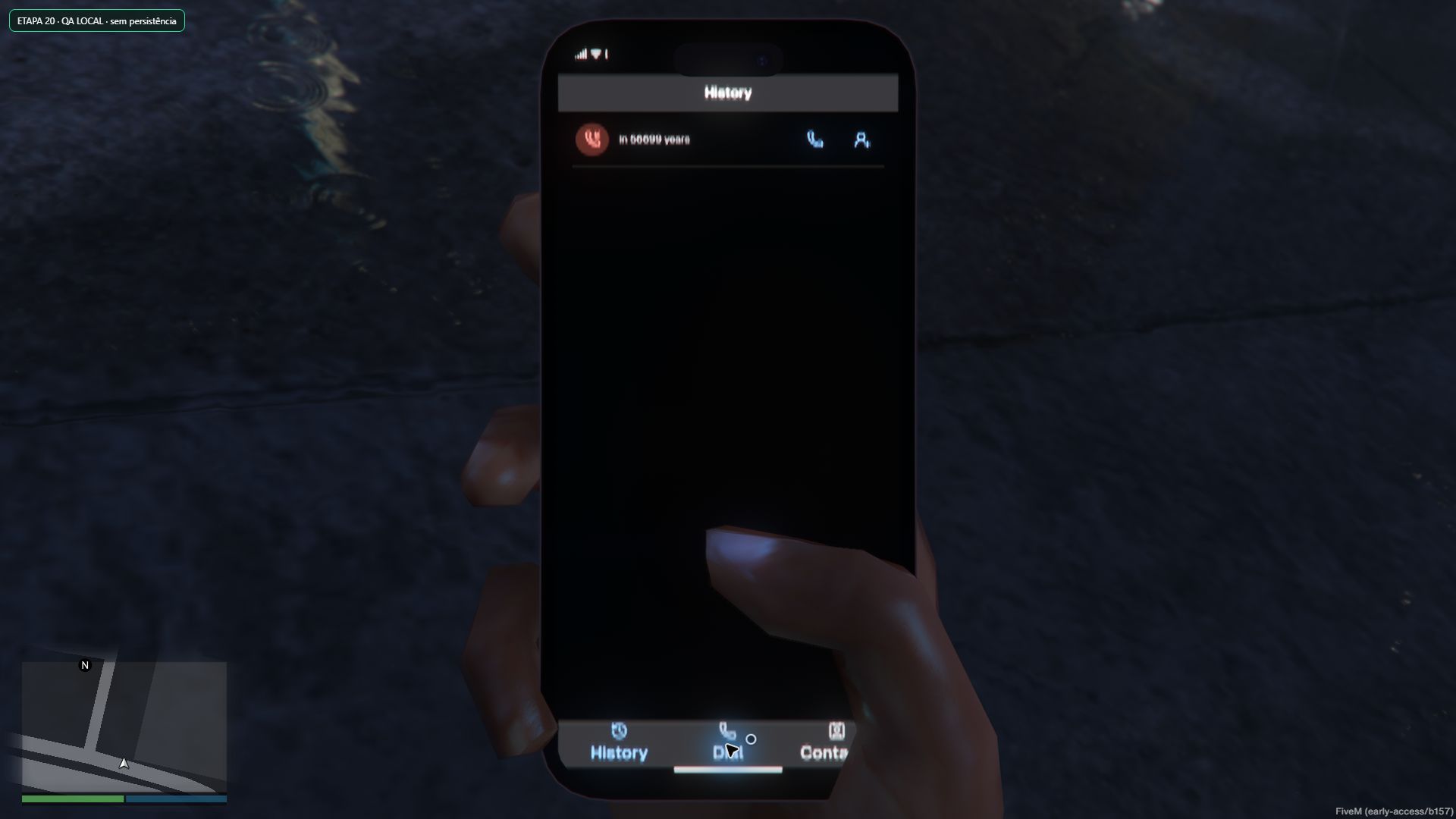 Interface de chamadas na tela física do celular do personagem